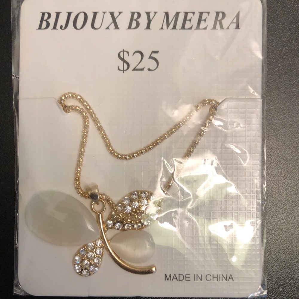 Costume jewelry necklace- NWT